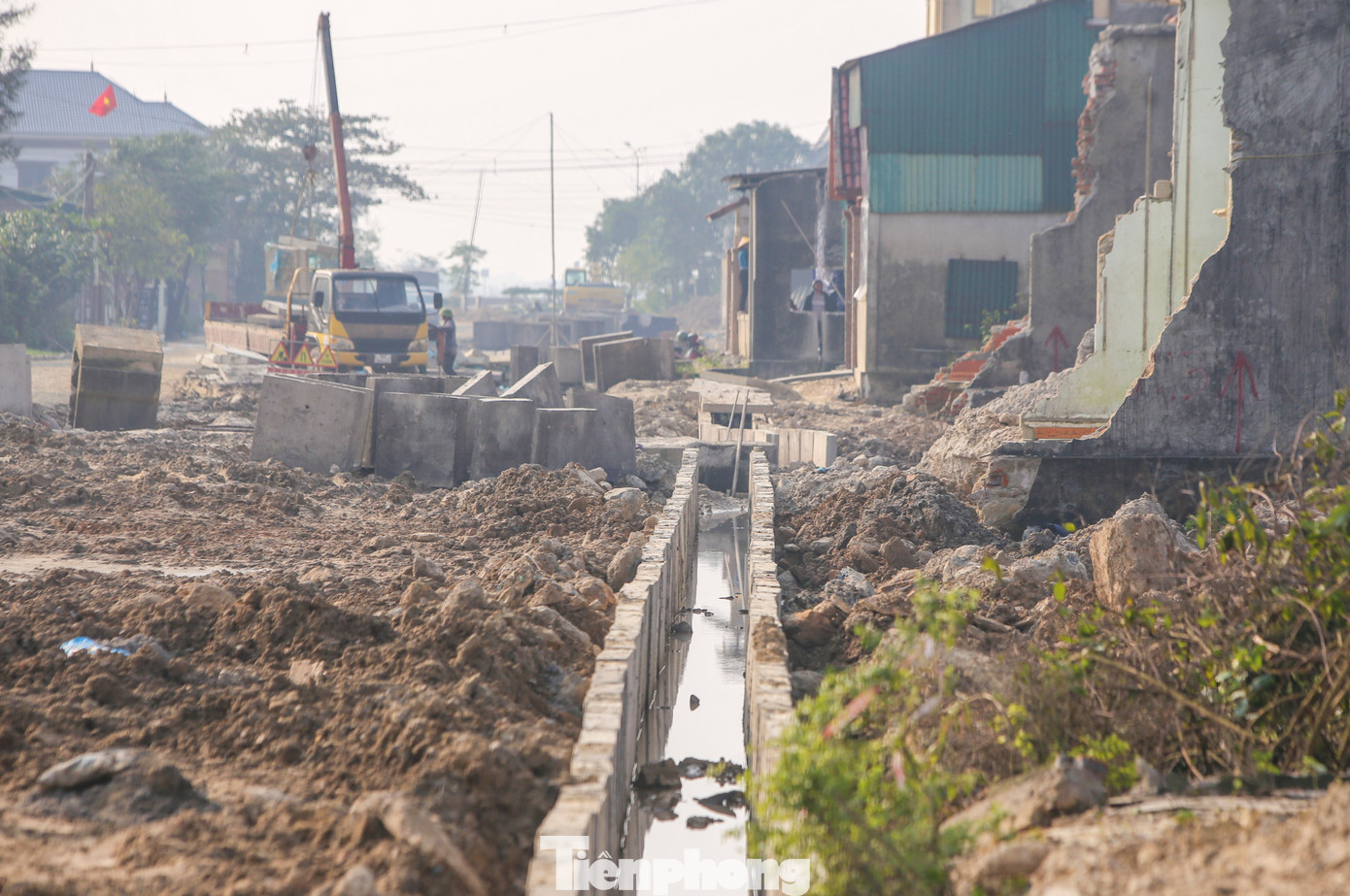 Công ty CP Xây dựng Thương mại Bắc Á được giao nhiệm vụ thi công tuyến đường. Hiện, đơn vị thực hiện dự án đã thi công xong phần mương thoát nước, đào đắp mặt bằng, vận chuyển cấu kiện đến vị trí làm việc.