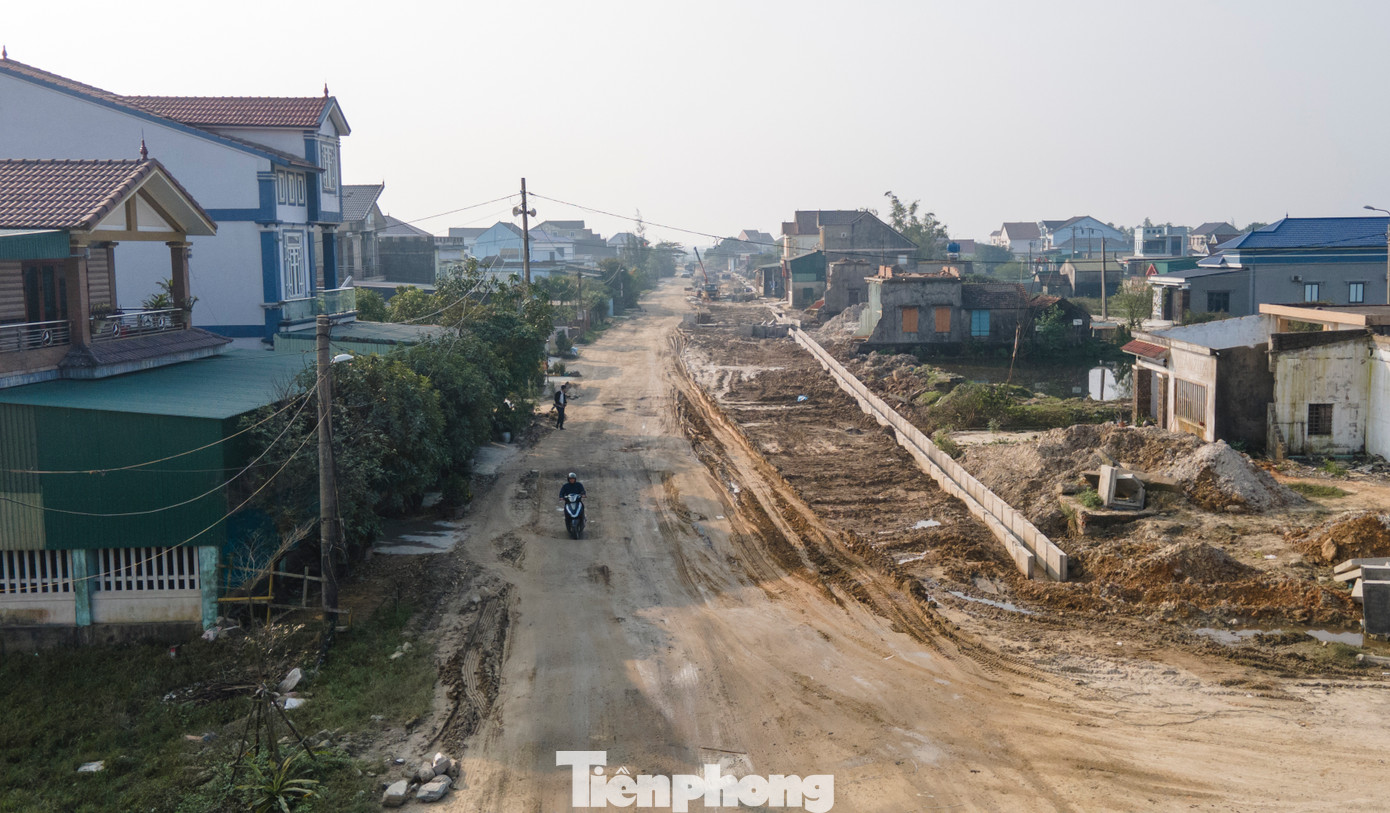 Giai đoạn 1, dự án đã thi công hoàn thành 8,8/9,2 km đạt quy mô theo tiêu chuẩn đường giao thông cấp III. Thời điểm đó, hơn 400m qua thôn Tân Thắng, xã Kỳ Ninh chưa thể thi công do vướng mặt bằng. Trong hình, đoạn đường đã thi công trở lại sau 14 năm bị “bỏ quên”.