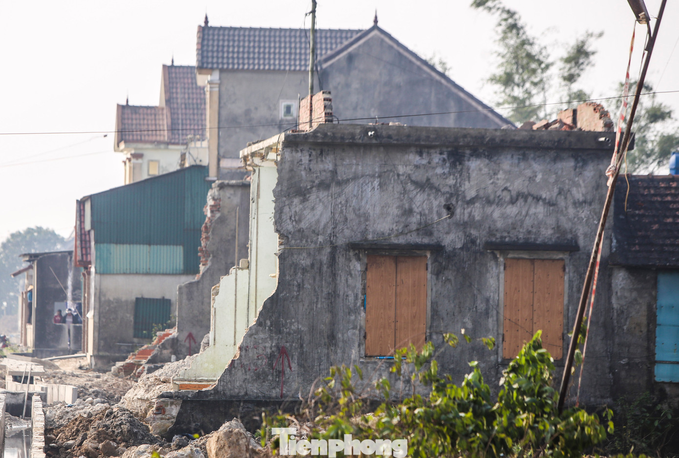 Một số nhà dân trong khu vực dự án đã di dời, bàn giao mặt bằng cho việc thi công tuyến đường. “14 năm qua đoạn đường không thi công khiến người dân đi lại khó khăn, nguy hiểm. Mong rằng nhà thầu sẽ sớm hoàn thiện đoạn đường”, người dân xã Kỳ Ninh cho hay.