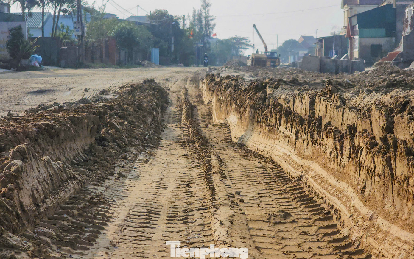 Lượng phương tiện qua lại liên tục khiến tuyến đường tạo thành luống khoai lớn, gây khó cho việc thi công.