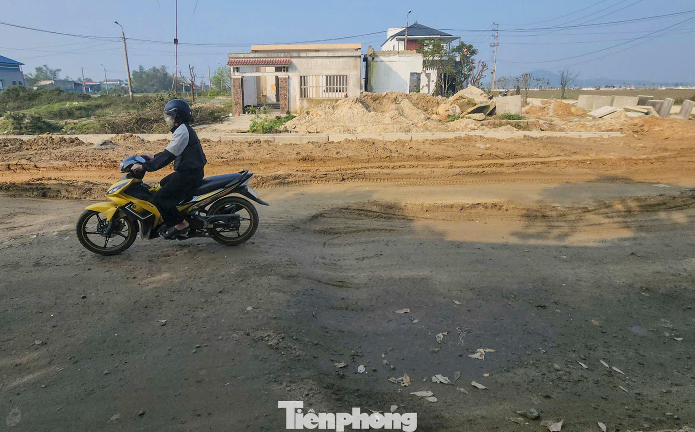 Ông Nguyễn Văn Thái, Giám đốc Công ty CP Xây dựng Thương mại Bắc Á cho biết, đơn vị thi công gần 1 tháng nhưng do trời mưa nhiều nên khối lượng công việc chưa lớn. “Tuyến đường này lượng xe lưu thông rất đông, thời tiết không thuận lợi nên việc thi công gặp rất nhiều khó khăn. Đơn vị sẽ cố gắng để trước Tết Nguyên đán sẽ hoàn thiện mặt đường, rải đá dăm để người dân đi lại và hoàn thiện thêm”, ông Thái thông tin.