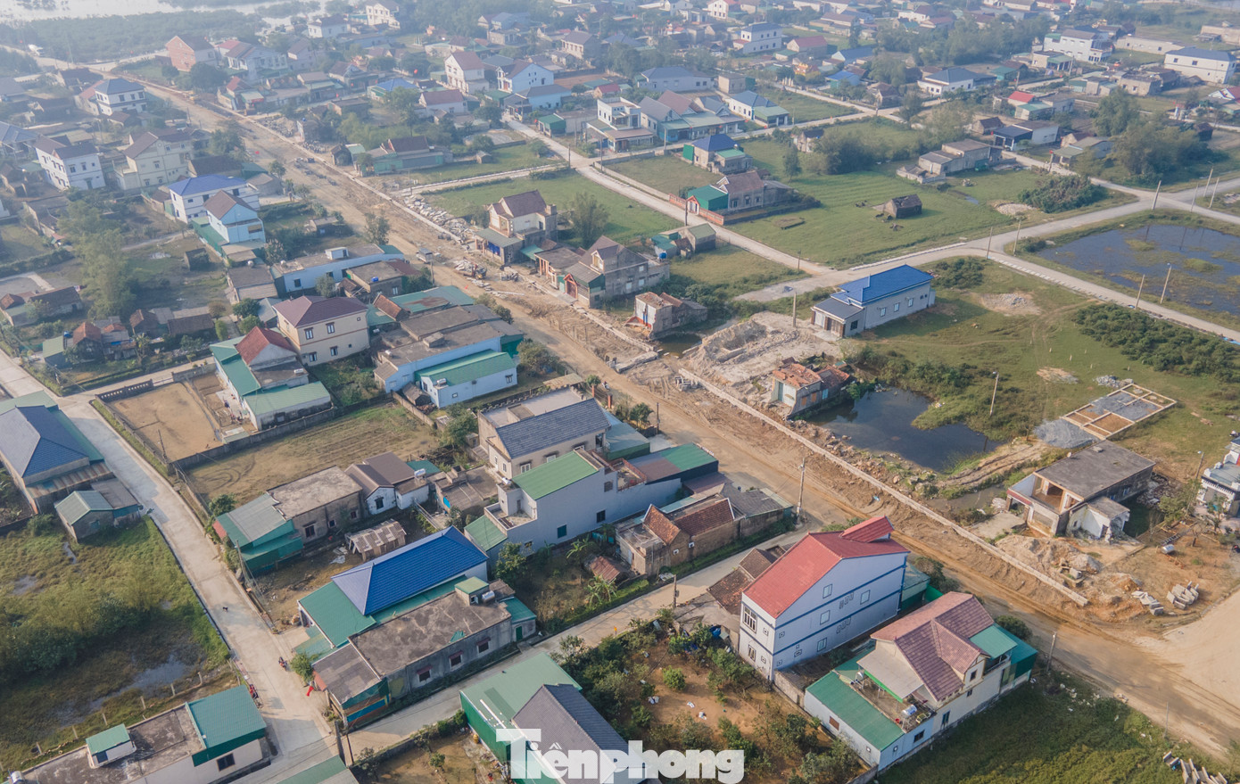 Theo Ban quản lý Dự án đầu tư xây dựng khu vực Khu kinh tế tỉnh Hà Tĩnh (chủ đầu tư), đoạn đường trên thuộc dự án Đường trục ngang Khu đô thị Trung tâm - Khu đô thị du lịch Kỳ Ninh (giai đoạn 1), được UBND tỉnh Hà Tĩnh phê duyệt năm 2010 với tổng mức đầu tư hơn 319 tỷ đồng. Tổng chiều dài toàn tuyến hơn 9,2km.