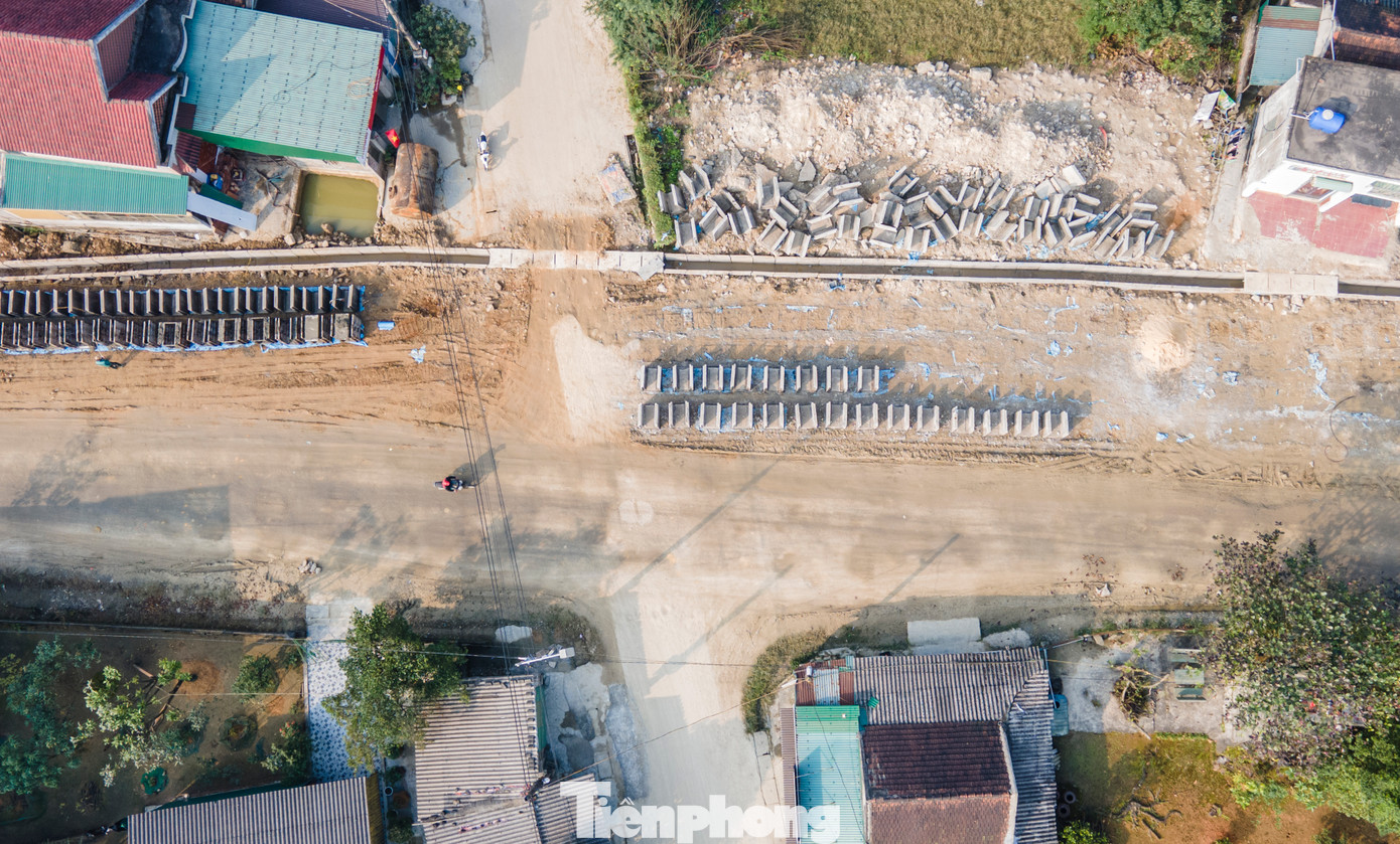 “Chủ đầu tư đã yêu cầu đơn vị thi công tranh thủ thời tiết thuận lợi, đẩy nhanh tiến độ để hoàn thành tuyến đường cho người dân đi lại”, đại diện Ban quản lý Dự án đầu tư xây dựng khu vực Khu kinh tế tỉnh Hà Tĩnh thông tin.