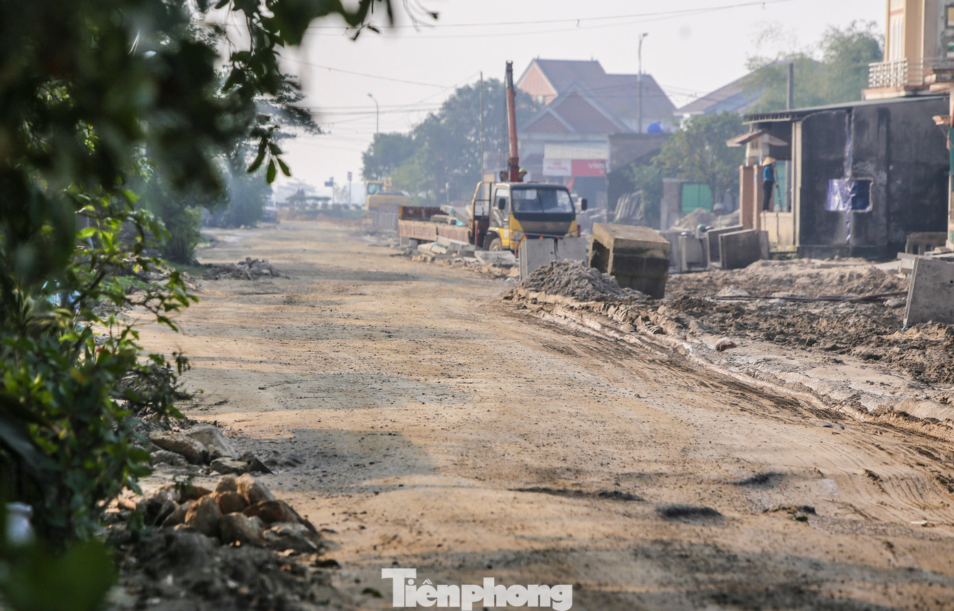 Tuyến đường đang được xử lý mặt bằng, thi công hệ thống mương nước. Lãnh đạo địa phương cho biết người dân rất vui mừng khi đoạn đường được đầu tư xây dựng trở lại và mong tuyến đường sẽ hoàn thiện trước Tết Nguyên đán để thuận tiện giao thương, đón Tết.