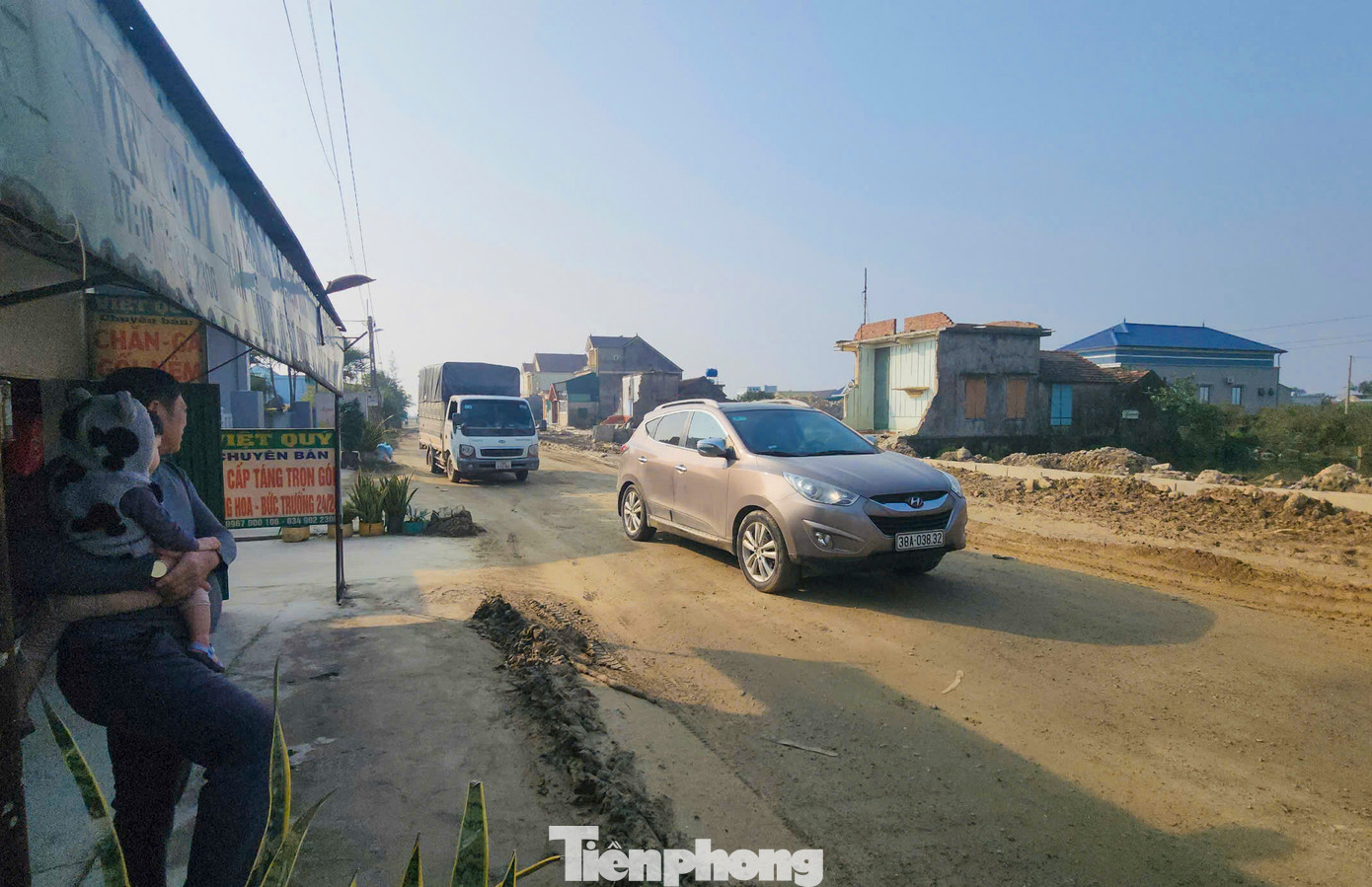 Ông Nguyễn Văn Thái, Giám đốc Công ty CP Xây dựng Thương mại Bắc Á cho biết, đơn vị thi công gần 1 tháng nhưng do trời mưa nhiều nên khối lượng công việc chưa lớn. “Tuyến đường này lượng xe lưu thông rất đông, thời tiết không thuận lợi nên việc thi công gặp rất nhiều khó khăn. Đơn vị sẽ cố gắng để trước Tết Nguyên đán sẽ hoàn thiện mặt đường, rải đá dăm để người dân đi lại và hoàn thiện thêm”, ông Thái thông tin.