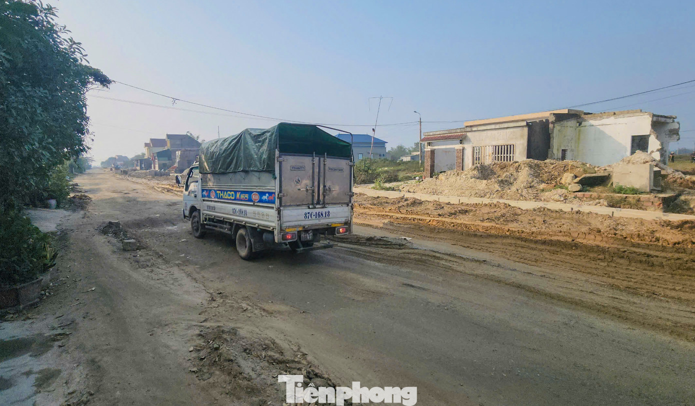 Ông Nguyễn Văn Thái, Giám đốc Công ty CP Xây dựng Thương mại Bắc Á cho biết, đơn vị thi công gần 1 tháng nhưng do trời mưa nhiều nên khối lượng công việc chưa lớn. “Tuyến đường này lượng xe lưu thông rất đông, thời tiết không thuận lợi nên việc thi công gặp rất nhiều khó khăn. Đơn vị sẽ cố gắng để trước Tết Nguyên đán sẽ hoàn thiện mặt đường, rải đá dăm để người dân đi lại và hoàn thiện thêm”, ông Thái thông tin.