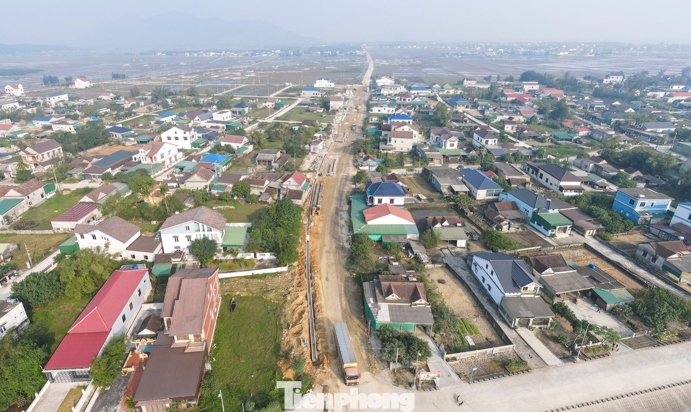 Những ngày cuối năm, công nhân và máy móc vẫn đang thi công đoạn đường dài hơn 400m qua xã Kỳ Ninh, thị xã Kỳ Anh (Hà Tĩnh). Đây là đoạn đường bị “bỏ sót” 14 năm qua do vướng mặt bằng và nguồn vốn nên không thể thi công.