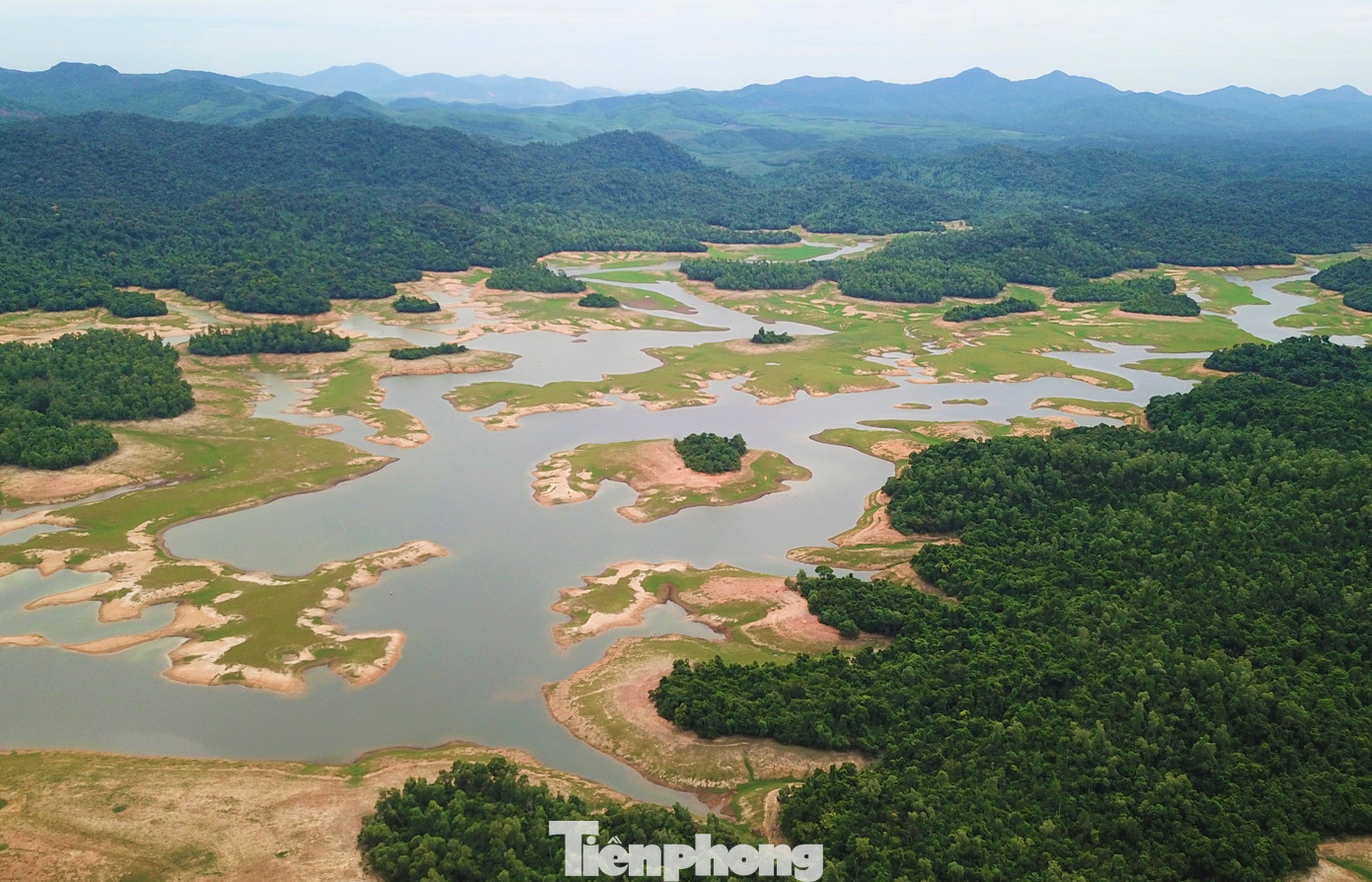 Ngoài diện tích rừng phòng hộ, rừng đặc dụng chiếm phần lớn, nơi đây còn có hàng nghìn ha diện tích mặt nước và đất lâm nghiệp xen lấn.