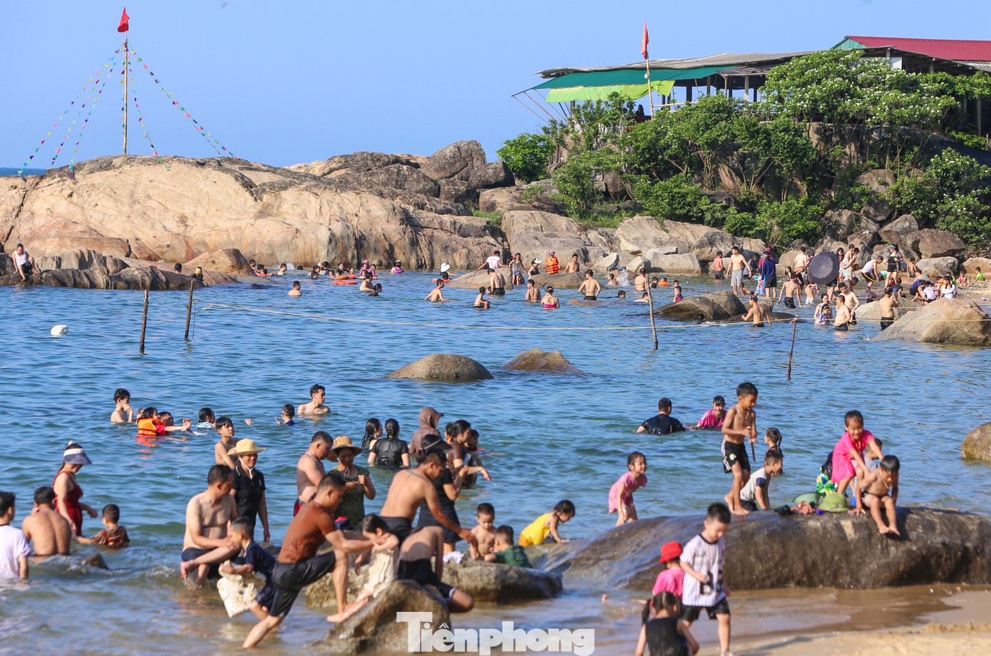 “Năm trước tôi cùng bạn bè trải nghiệm các bãi tắm hoang sơ và thích thú với cảnh đẹp nơi đây nên năm nay tôi đưa gia đình đến đây trải nghiệm, du lịch. Dù đã chuẩn bị lều bạt, thức ăn để cắm trại song mọi người cũng thưởng thức thêm hải sản nơi đây. Rất ngon, tươi và giá bình dân”, anh Hoàng Anh (40 tuổi, du khách từ Hà Nội) chia sẻ.