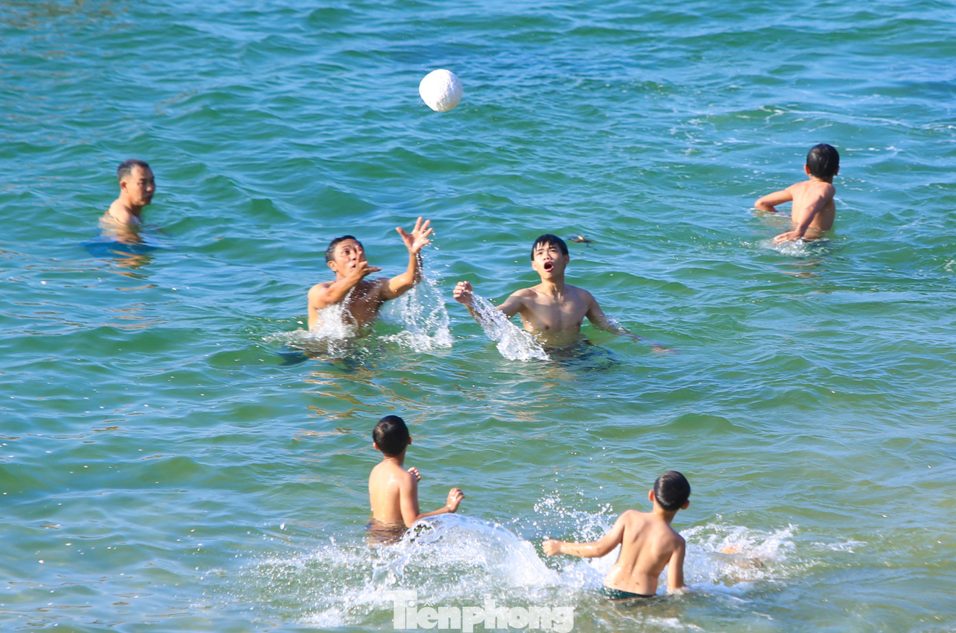 “Các bãi đá ở đây rất tự nhiên và đẹp nên rất phù hợp cho người thích trải nghiệm, thích cảm giác khám phá”, chị Hồng Vân (du khách từ Bắc Ninh) cho hay. Trong hình, du khách tắm thành từng tốp 10-20 người, ở các dải cát vàng xen các bãi đá.