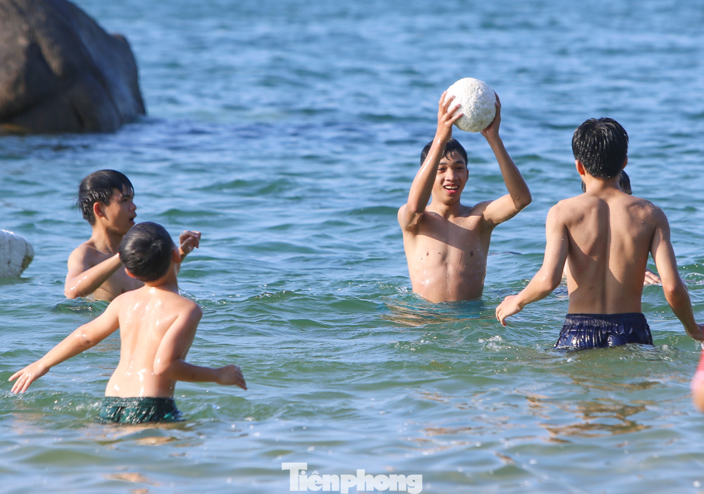 Các em nhỏ thích thú hòa mình vào dòng nước trong xanh, mát rượi, ven các bãi đá nhấp nhô.