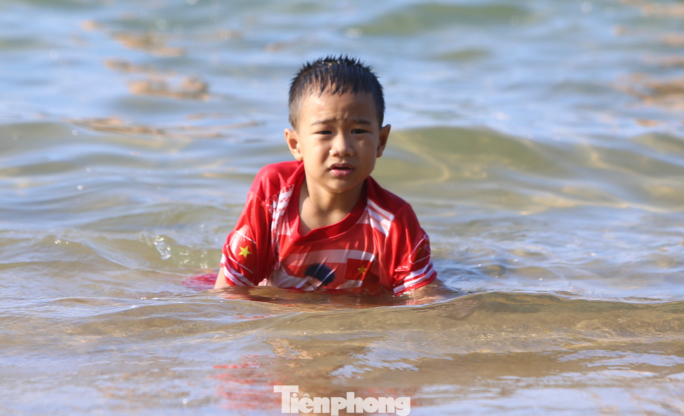 “Các bãi đá ở đây rất tự nhiên và đẹp nên rất phù hợp cho người thích trải nghiệm, thích cảm giác khám phá”, chị Hồng Vân (du khách từ Bắc Ninh) cho hay. Trong hình, du khách tắm thành từng tốp 10-20 người, ở các dải cát vàng xen các bãi đá.