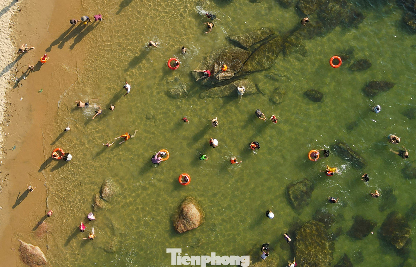 Những bãi đá như xếp thành con đường trên cát, đẹp nao lòng khiến du khách thỏa thích tắm mát, trải nghiệm.