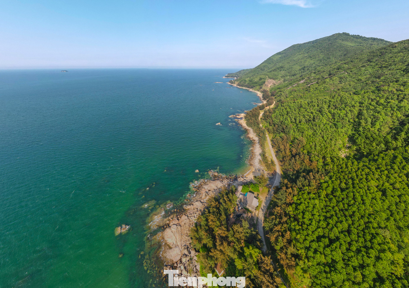 Những lèn đá, bãi đá nhấp nhô tự nhiên đan xen các bãi cát thoai thoải. Phía bên trên là tán rừng phi lao, rừng tràm phòng hộ cao vút ngăn gió, chắn sóng, càng tạo nên phong cảnh riêng biệt cho khu vực này.