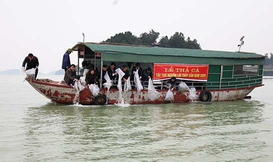 Mỗi năm có hàng tấn cá được thả ở hồ Kẻ Gỗ để tái tạo nguồn lợi thủy sản. Mỗi năm có hàng tấn cá được thả ở hồ Kẻ Gỗ để tái tạo nguồn lợi thủy sản.