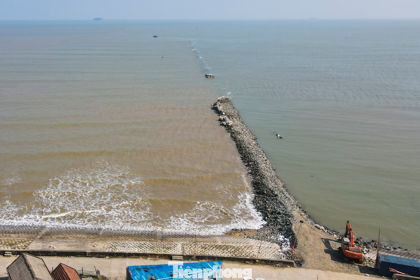 Tuyến đê chắn cát đã thi công hoàn thành công tác lõi đá thân đê dài 780 m.