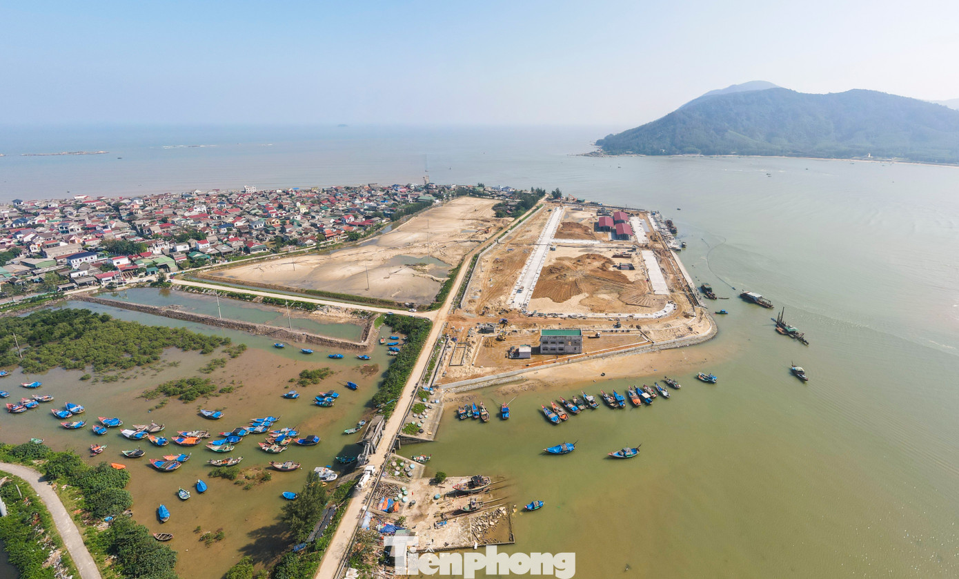 Những ngày này, tại khu vực xây dựng dự án cảng cá Cửa Nhượng ở xã Cẩm Nhượng, huyện Cẩm Xuyên, đơn vị thi công tranh thủ nắng ấm đang đẩy tiến độ xây dựng.