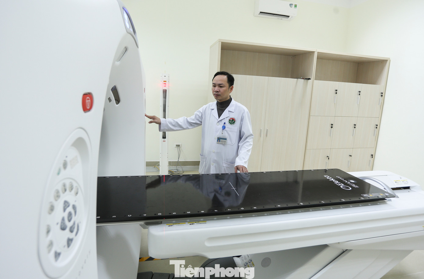 Bác sĩ Võ Văn Phương – Trưởng khoa Ung bướu – Y học hạt nhân (BVĐK tỉnh) cho biết, mỗi năm, Hà Tĩnh có hơn 2.000 trường hợp ung thư mắc mới, trên 4.000 lượt bệnh nhân ung thư điều trị nội trú. Nhiều năm qua, bệnh viện đã thực hiện tốt các khâu về phẫu thuật, hóa chất, hỗ trợ điều trị cho bệnh nhân ung thư. “Việc hoàn thiện khu xạ trị công nghệ cao không chỉ giúp bệnh viện khép kín quy trình chẩn đoán, điều trị ung thư mà còn giảm bớt khó khăn, vất vả cho người bệnh khi phải chuyển tuyến điều trị” bác sĩ Phương thông tin. Bác sĩ Võ Văn Phương – Trưởng khoa Ung bướu – Y học hạt nhân (BVĐK tỉnh) cho biết, mỗi năm, Hà Tĩnh có hơn 2.000 trường hợp ung thư mắc mới, trên 4.000 lượt bệnh nhân ung thư điều trị nội trú. Nhiều năm qua, bệnh viện đã thực hiện tốt các khâu về phẫu thuật, hóa chất, hỗ trợ điều trị cho bệnh nhân ung thư. “Việc hoàn thiện khu xạ trị công nghệ cao không chỉ giúp bệnh viện khép kín quy trình chẩn đoán, điều trị ung thư mà còn giảm bớt khó khăn, vất vả cho người bệnh khi phải chuyển tuyến điều trị” bác sĩ Phương thông tin.