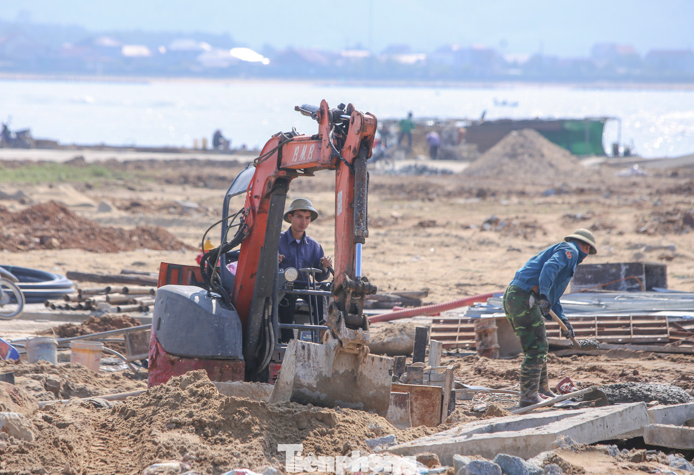 Đại diện Ban Quản lý dự án đầu tư và xây dựng công trình - Sở Nông nghiệp và Phát triển nông thôn (NN&amp;PTNT) tỉnh Hà Tĩnh - cho biết: “Đến nay dự án đã đạt tiến độ 90-95%. Thời gian qua, dù thời tiết không thuận lợi, mưa nhiều, triều cường, sóng biển cao song chủ đầu tư luôn đốc thúc nhà thầu thi công xuyên suốt, sớm bàn giao, đưa công trình vào sử dụng trước 31/12”.