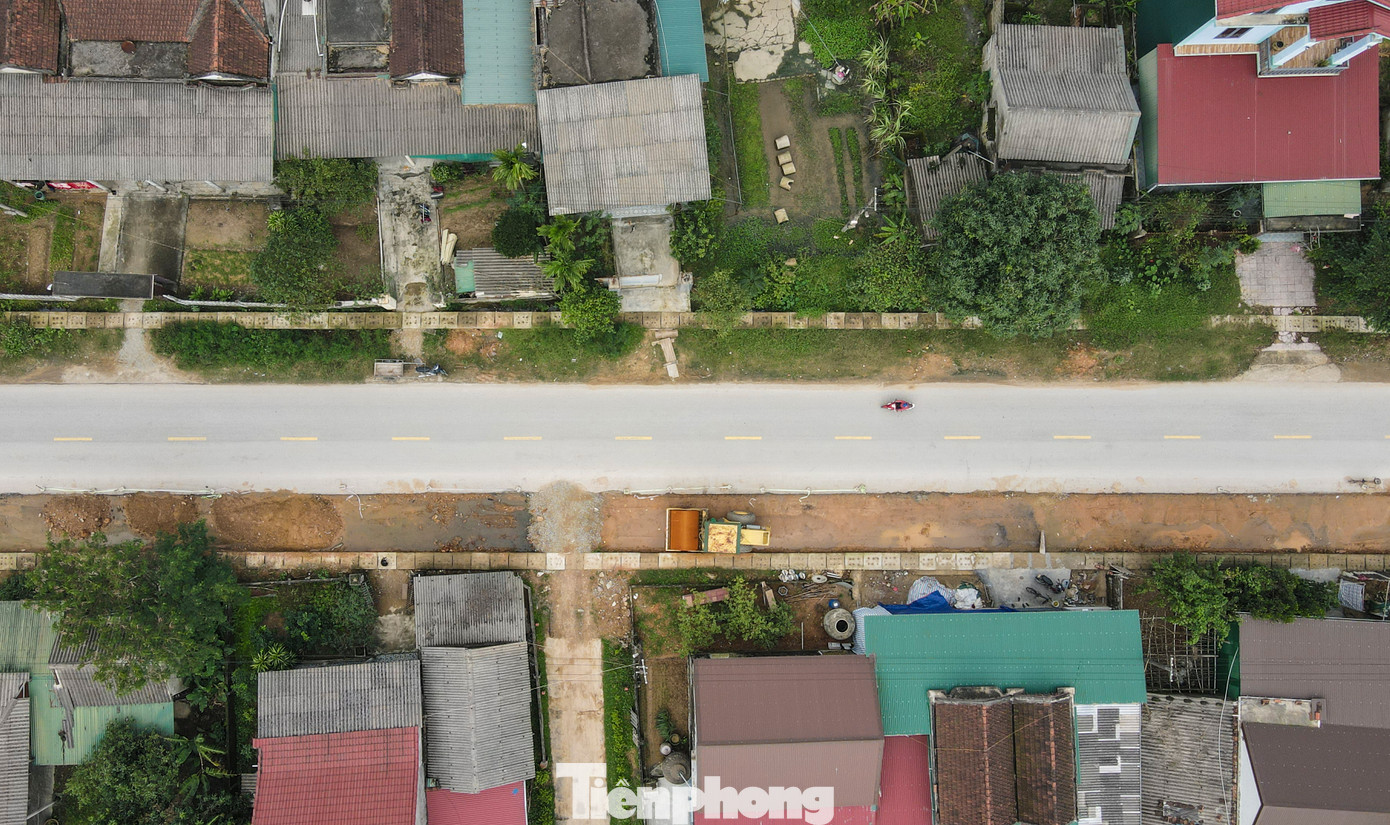 Công trình do Sở GTVT Hà Tĩnh làm chủ đầu tư với nguồn vốn gần 1.100 tỷ đồng. Theo đại diện Ban Quản lý dự án đầu tư xây dựng công trình giao thông Hà Tĩnh, đến nay tuyến qua huyện Cẩm Xuyên còn vướng mặt bằng của khoảng 50 hộ dân trên địa bàn. Các nhà thầu đã sản xuất cơ bản xong cấu kiện đúc sẵn (rãnh thoát nước dọc, cống ngang); đắp đất; lắp đặt rãnh dọc, cống ngang và thi công cơ bản các hạng mục cầu Đụn, cầu Gon… Việc thi công cũng gặp khó do thời tiết mưa nhiều.