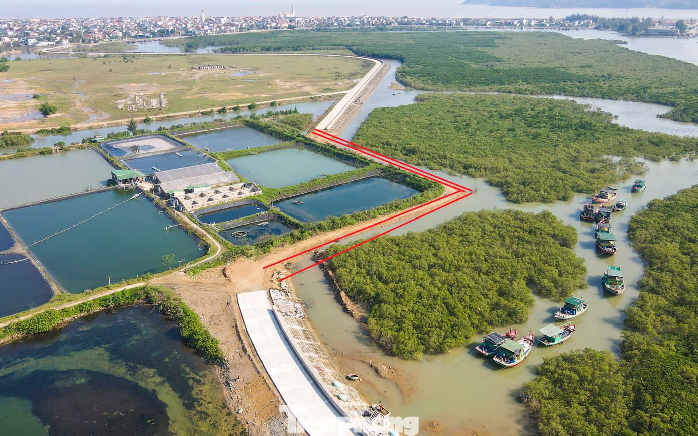 Tại dự án Xử lý cấp bách đê Tả Nghèn có tổng chiều dài hơn 10 km. Công trình có nguồn vốn hơn 180 tỷ đồng. Tuy nhiên, sau nhiều năm thi công, đến nay dự án vẫn dở dang. Theo Ban Quản lý dự án đầu tư xây dựng huyện Lộc Hà, dự án này chậm triển khai cũng do vướng mặt bằng các hộ nuôi trồng thủy sản. Đến nay, sau nhiều cuộc họp, đơn vị đang chờ tỉnh phê duyệt nguồn vốn hỗ trợ cho các hộ dân.