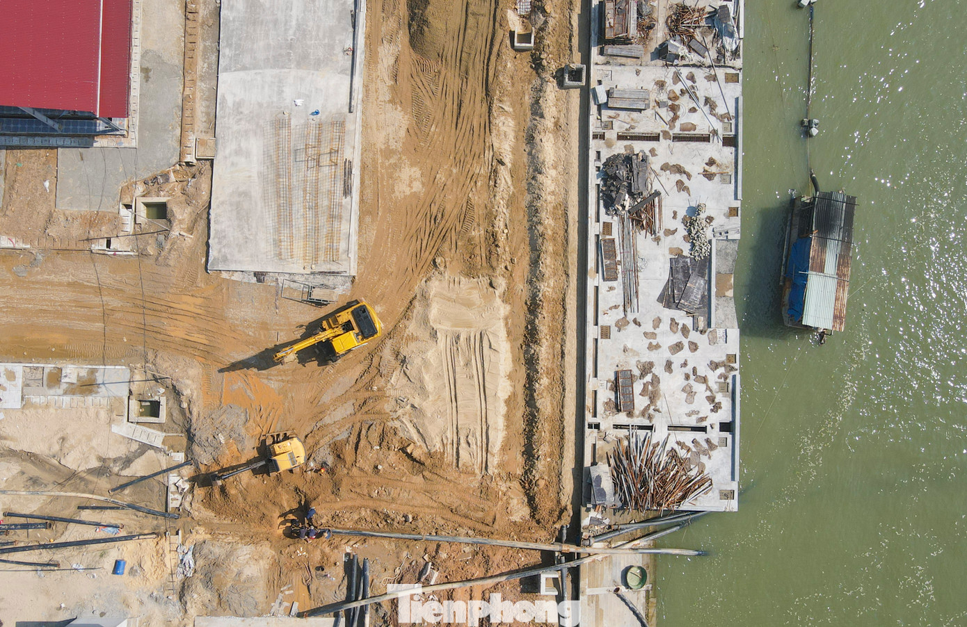 Đại diện Ban Quản lý dự án đầu tư và xây dựng công trình - Sở Nông nghiệp và Phát triển nông thôn (NN&amp;PTNT) tỉnh Hà Tĩnh - cho biết: “Đến nay dự án đã đạt tiến độ 90-95%. Thời gian qua, dù thời tiết không thuận lợi, mưa nhiều, triều cường, sóng biển cao song chủ đầu tư luôn đốc thúc nhà thầu thi công xuyên suốt, sớm bàn giao, đưa công trình vào sử dụng trước 31/12”.