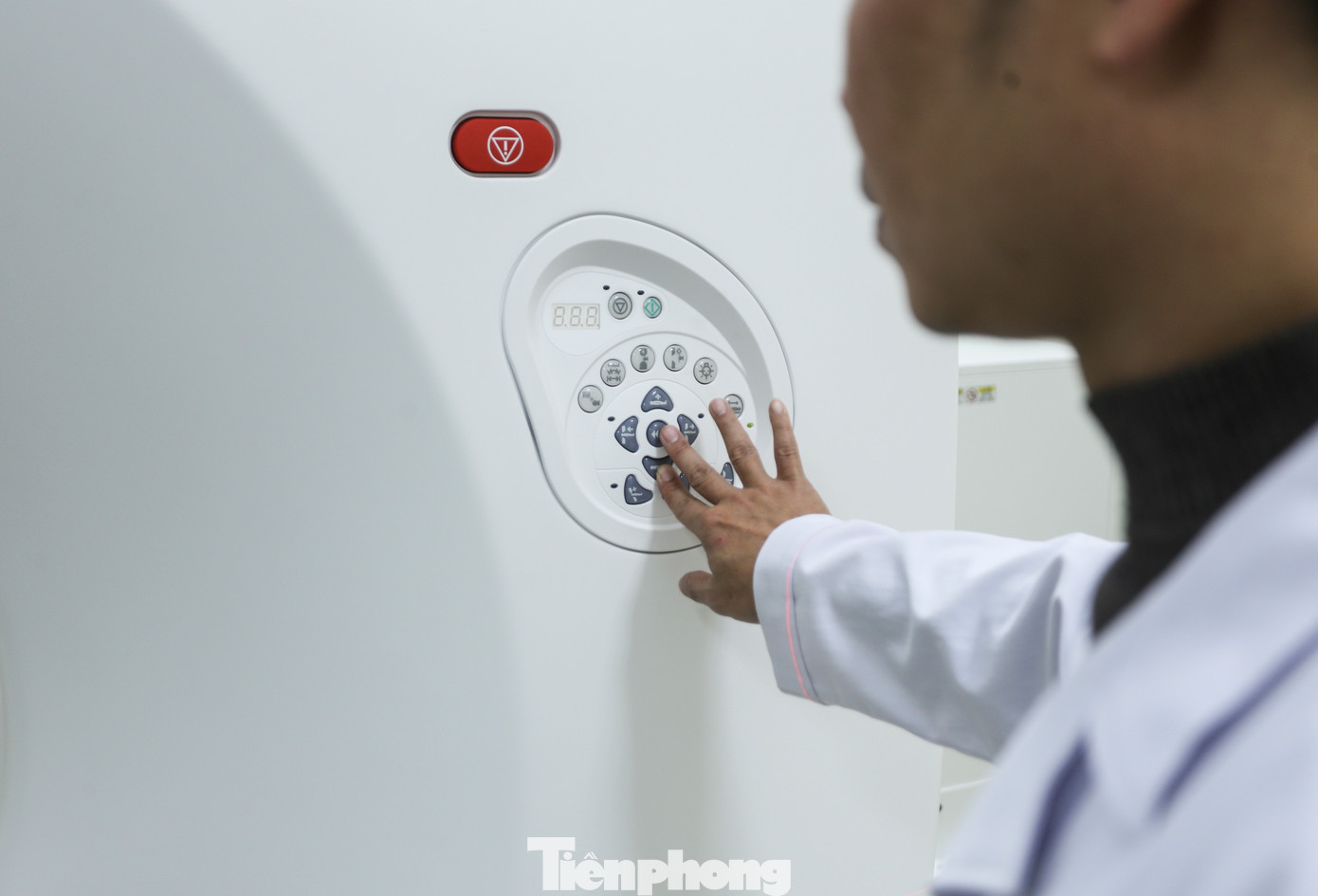 Khi đi vào hoạt động, khu xạ trị này có 10 y bác sỹ chuyên môn cao vận hành. Các y bác sỹ này đều được đào tạo chuyên sâu về xạ trị tại các cơ sở y tế đầu ngành tuyến Trung ương, trong đó có 4 y bác sỹ có trình độ sau đại học. Khi đi vào hoạt động, khu xạ trị này có 10 y bác sỹ chuyên môn cao vận hành. Các y bác sỹ này đều được đào tạo chuyên sâu về xạ trị tại các cơ sở y tế đầu ngành tuyến Trung ương, trong đó có 4 y bác sỹ có trình độ sau đại học.