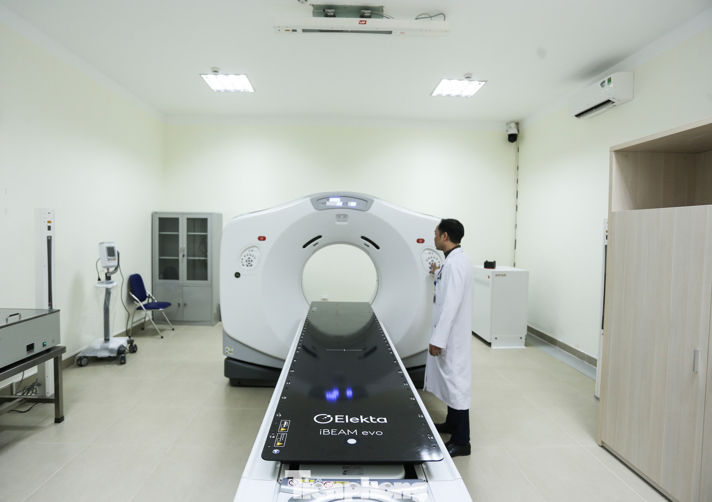 Bên trong khu xạ trị còn có hệ thống máy chụp mô phỏng CT SIM 16 dãy hiện đại sẽ giúp mô phỏng một cách chính xác vị trí, kích thước, hình dạng khối u cho bệnh nhân, tạo cơ sở dữ liệu cho phần mềm lập kế hoạch xạ trị. Bên trong khu xạ trị còn có hệ thống máy chụp mô phỏng CT SIM 16 dãy hiện đại sẽ giúp mô phỏng một cách chính xác vị trí, kích thước, hình dạng khối u cho bệnh nhân, tạo cơ sở dữ liệu cho phần mềm lập kế hoạch xạ trị.