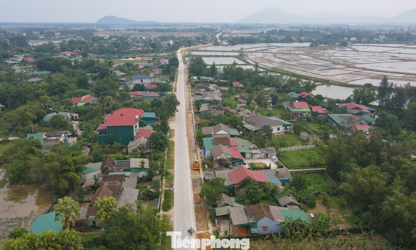 Trong khi đó, tại Dự án nâng cấp, mở rộng quốc lộ 8C từ thị trấn Thiên Cầm đến quốc lộ 1 (huyện Cẩm Xuyên) và đoạn nút giao quốc lộ 8A tại xã Sơn Long đến nút giao đường Hồ Chí Minh (xã Sơn Trung, huyện Hương Sơn) có tổng chiều dài gần 28 km vẫn ngổn ngang do vướng mặt bằng sau hơn 1 năm thi công.