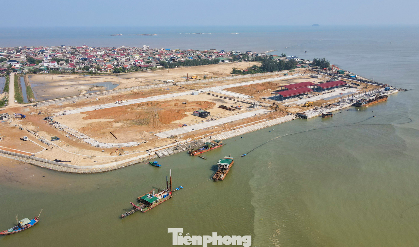 Công trình được đầu tư 280 tỷ đồng thuộc các dự án xây dựng, nâng cấp cơ sở dịch vụ hậu cần nghề cá và dự án phục hồi, tái tạo hệ sinh thái thủy sinh, nguồn lợi thủy sản tại 4 tỉnh miền Trung, sử dụng khoản tiền bồi thường của Công ty TNHH Gang thép Hưng Nghiệp Formosa Hà Tĩnh.