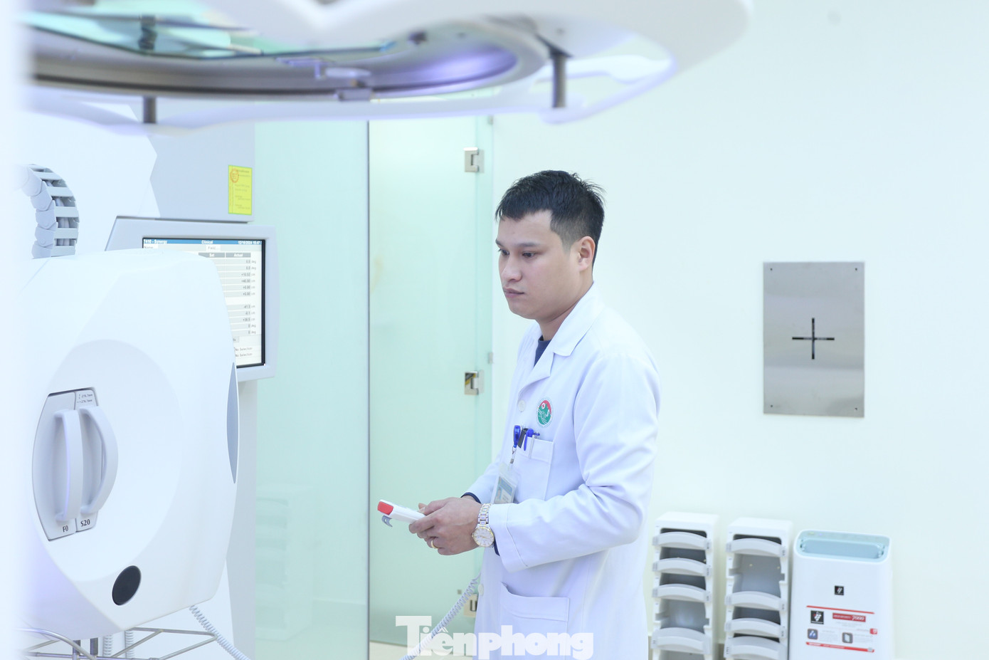 Với hệ thống này, trung tâm sẽ thực hiện nhiều kỹ thuật xạ trị như: xạ trị điều biến liều (IMRT), giúp điều chỉnh cường độ và hướng của tia xạ để tập trung chính xác vào khối u, bảo vệ mô lành xung quanh, nhất là đối với các cơ quan nhạy cảm như: tim, phổi, não…; xạ trị điều biến liều theo thể tích (VMAT) sử dụng tia xạ di chuyển theo cung tròn quanh bệnh nhân, cho phép điều chỉnh liều xạ tối ưu theo hình dạng và kích thước khối u, giảm thời gian điều trị và tăng hiệu quả tiêu diệt tế bào ung thư...... Với hệ thống này, trung tâm sẽ thực hiện nhiều kỹ thuật xạ trị như: xạ trị điều biến liều (IMRT), giúp điều chỉnh cường độ và hướng của tia xạ để tập trung chính xác vào khối u, bảo vệ mô lành xung quanh, nhất là đối với các cơ quan nhạy cảm như: tim, phổi, não…; xạ trị điều biến liều theo thể tích (VMAT) sử dụng tia xạ di chuyển theo cung tròn quanh bệnh nhân, cho phép điều chỉnh liều xạ tối ưu theo hình dạng và kích thước khối u, giảm thời gian điều trị và tăng hiệu quả tiêu diệt tế bào ung thư......