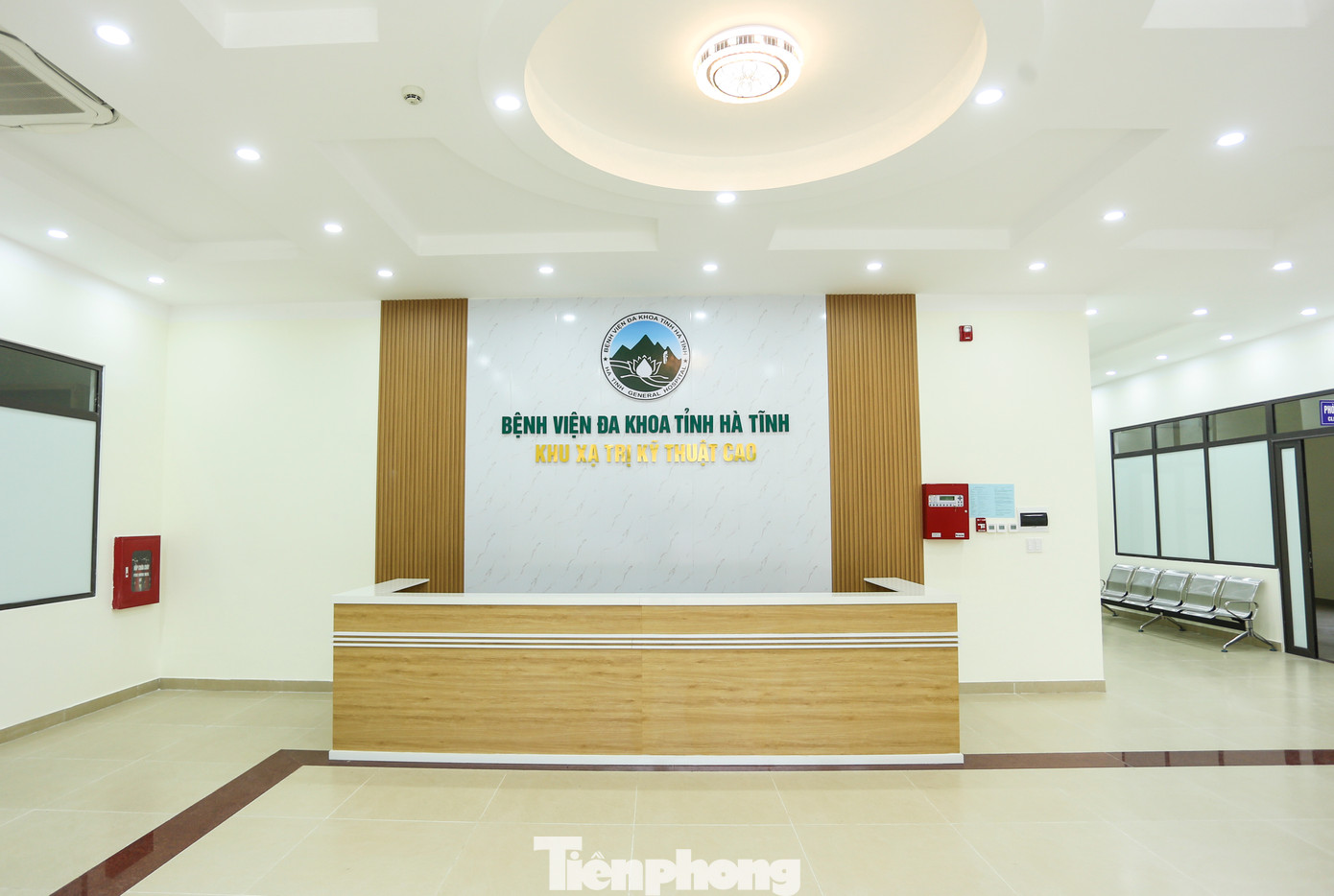 Bệnh viện Đa khoa (BVĐK) tỉnh Hà Tĩnh vừa hoàn thiện xây dựng hạ tầng, trang bị máy móc hiện đại cho Khu Xạ trị kỹ thuật cao. Công trình được xây dựng trên diện tích hơn 700m2 với các hạng mục chính như: phòng chụp mô phỏng CTSIM, phòng lập kế hoạch TPS, phòng điều khiển gia tốc và phòng máy gia tốc... Đây là trung tâm xạ trị ung thư đầu tiên tại địa phương này. Bệnh viện Đa khoa (BVĐK) tỉnh Hà Tĩnh vừa hoàn thiện xây dựng hạ tầng, trang bị máy móc hiện đại cho Khu Xạ trị kỹ thuật cao. Công trình được xây dựng trên diện tích hơn 700m2 với các hạng mục chính như: phòng chụp mô phỏng CTSIM, phòng lập kế hoạch TPS, phòng điều khiển gia tốc và phòng máy gia tốc... Đây là trung tâm xạ trị ung thư đầu tiên tại địa phương này.