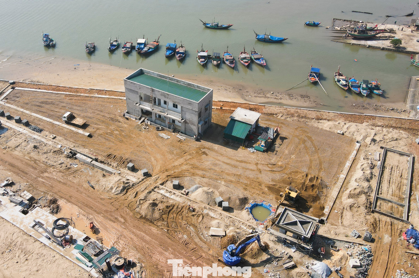 Đại diện Ban Quản lý dự án đầu tư và xây dựng công trình - Sở Nông nghiệp và Phát triển nông thôn (NN&amp;PTNT) tỉnh Hà Tĩnh - cho biết: “Đến nay dự án đã đạt tiến độ 90-95%. Thời gian qua, dù thời tiết không thuận lợi, mưa nhiều, triều cường, sóng biển cao song chủ đầu tư luôn đốc thúc nhà thầu thi công xuyên suốt, sớm bàn giao, đưa công trình vào sử dụng trước 31/12”.