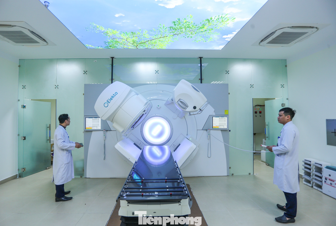 Khu Xạ trị này được đầu tư hệ thống máy móc hiện đại, hệ thống xạ trị gia tốc tuyến tính đa mức năng lượng với bộ chuẩn trực 160 lá hiện đại được đầu tư mới hoàn toàn. Đây là hệ thống máy với nhiều cấu hình và tính năng tương đương hoặc cao hơn các đơn vị hiện nay. Khu Xạ trị này được đầu tư hệ thống máy móc hiện đại, hệ thống xạ trị gia tốc tuyến tính đa mức năng lượng với bộ chuẩn trực 160 lá hiện đại được đầu tư mới hoàn toàn. Đây là hệ thống máy với nhiều cấu hình và tính năng tương đương hoặc cao hơn các đơn vị hiện nay.