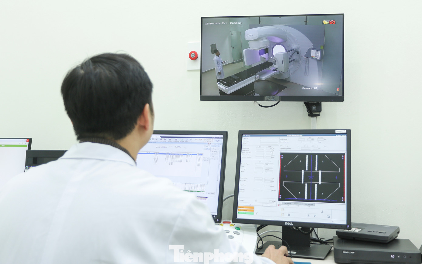 Ngoài ra, hệ thống có xạ trị định vị hình ảnh (IGRT), Conebeam CT 4D sẽ sử dụng hình ảnh liên tục trong quá trình điều trị để đảm bảo độ chính xác cao, giúp theo dõi và điều chỉnh kịp thời vị trí của khối u trong cơ thể; xạ trị 3D (3D-CRT) là phương pháp xạ trị với độ chính xác cao, tái tạo hình ảnh khối u theo không gian ba chiều, giúp các tia xạ được điều chỉnh để phù hợp với hình dạng của khối u, giảm thiểu tác động lên mô lành và tối ưu hóa hiệu quả điều trị. Ngoài ra, hệ thống có xạ trị định vị hình ảnh (IGRT), Conebeam CT 4D sẽ sử dụng hình ảnh liên tục trong quá trình điều trị để đảm bảo độ chính xác cao, giúp theo dõi và điều chỉnh kịp thời vị trí của khối u trong cơ thể; xạ trị 3D (3D-CRT) là phương pháp xạ trị với độ chính xác cao, tái tạo hình ảnh khối u theo không gian ba chiều, giúp các tia xạ được điều chỉnh để phù hợp với hình dạng của khối u, giảm thiểu tác động lên mô lành và tối ưu hóa hiệu quả điều trị.