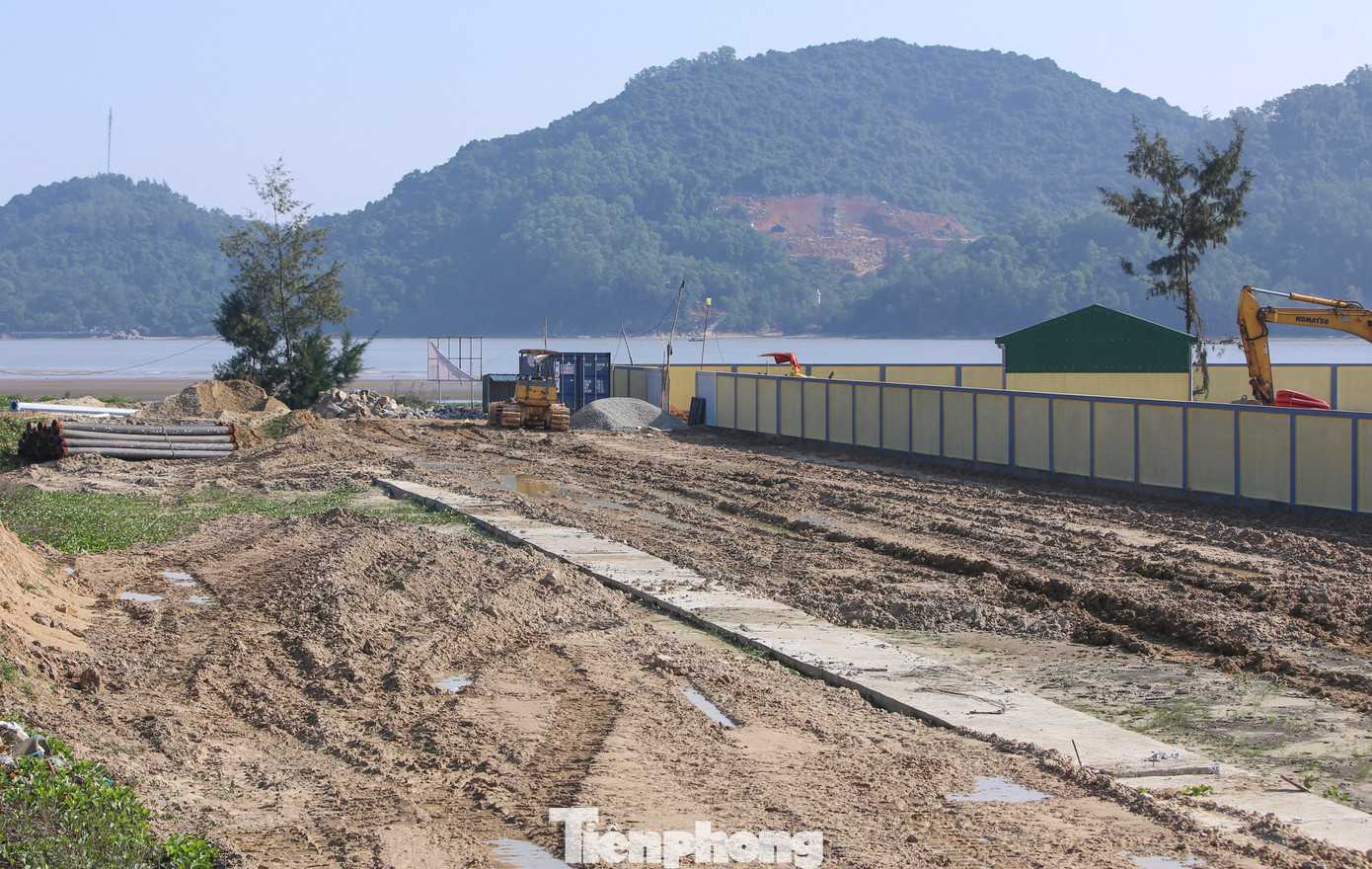 Tại khu vực cảng cá Cửa Sót (xã Thạch Kim, huyện Lộc Hà), đơn vị thi công đang hoàn thiện hạng mục nhà điều hành, bờ bao và tiến hành nạo hút luồng lạch, phun cát lên bãi thải thuộc Dự án đầu tư xây dựng mở rộng Cảng cá Thạch Kim.