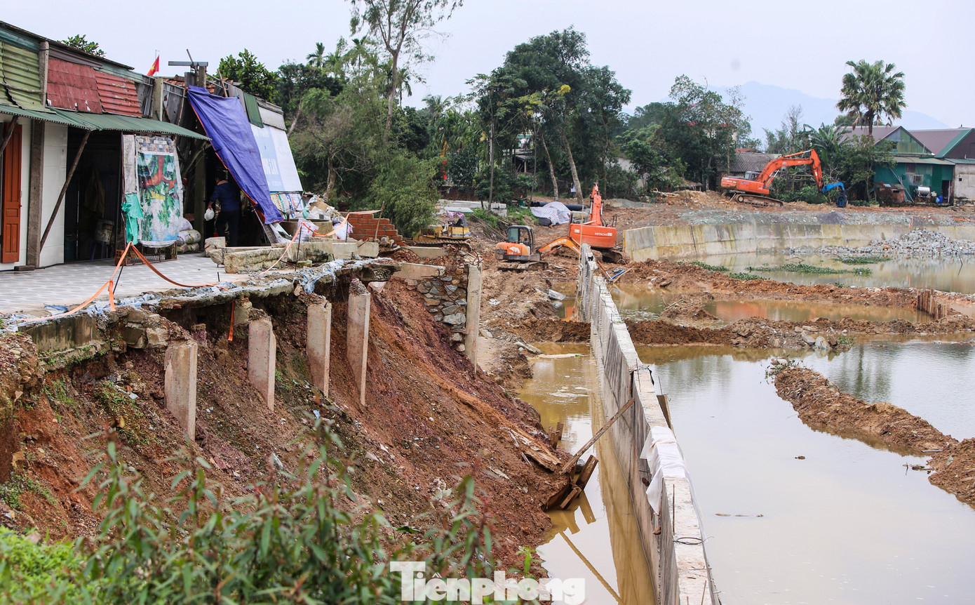 Sau khoảng 3 tháng triển khai, dự án đã cơ bản hoàn thiện gần 400 m bờ kè bằng bê tông, sắt thép kiên cố với chiều cao 4,5 - 5 m.