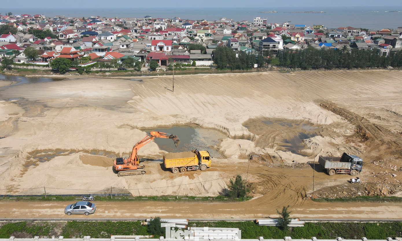 Theo thiết kế, dự án phải nạo vét 225.000 khối cát biển; hoàn thành công tác đóng 340 cọc của tuyến kè (kè dài 460 m kè); thi công đắp nền tuyến đường nội bộ 600 m. Lượng cát nhiều nên nhà thầu thi công phải di chuyển cát hút đến các bãi tập kết khác.