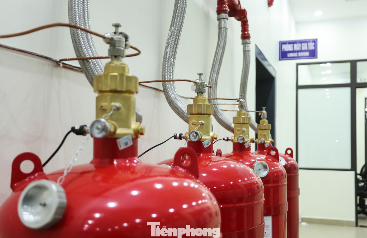 Dự kiến, trung tâm đi vào hoạt động từ cuối tháng 12/2024. Trong ảnh là hệ thống chữa cháy khí CO2 được lắp đặt, sử dụng tại khu xạ trị nhằm đảm bảo an toàn nhất cho khu vực này. Dự kiến, trung tâm đi vào hoạt động từ cuối tháng 12/2024. Trong ảnh là hệ thống chữa cháy khí CO2 được lắp đặt, sử dụng tại khu xạ trị nhằm đảm bảo an toàn nhất cho khu vực này.