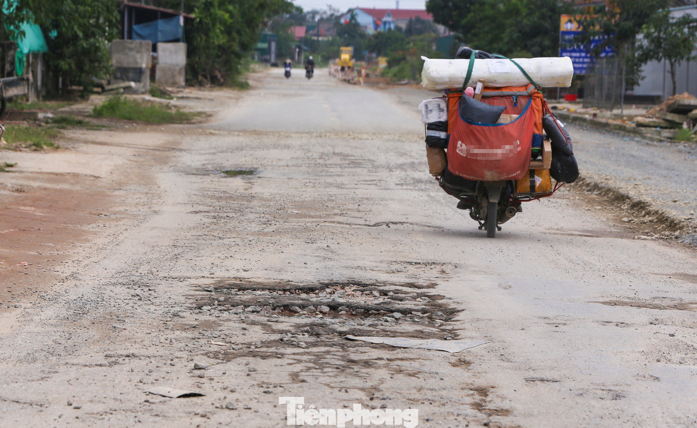 Quá trình thi công kéo dài gây khó khăn cho việc di chuyển cho người dân và phương tiện. Nhiều vị trí trên mặt đường bong tróc, gây nguy hiểm.