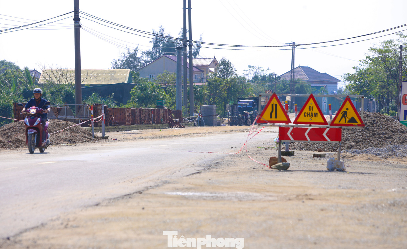 Công trình do Sở GTVT Hà Tĩnh làm chủ đầu tư với nguồn vốn gần 1.100 tỷ đồng. Theo đại diện Ban Quản lý dự án đầu tư xây dựng công trình giao thông Hà Tĩnh, đến nay tuyến qua huyện Cẩm Xuyên còn vướng mặt bằng của khoảng 50 hộ dân trên địa bàn. Các nhà thầu đã sản xuất cơ bản xong cấu kiện đúc sẵn (rãnh thoát nước dọc, cống ngang); đắp đất; lắp đặt rãnh dọc, cống ngang và thi công cơ bản các hạng mục cầu Đụn, cầu Gon… Việc thi công cũng gặp khó do thời tiết mưa nhiều.