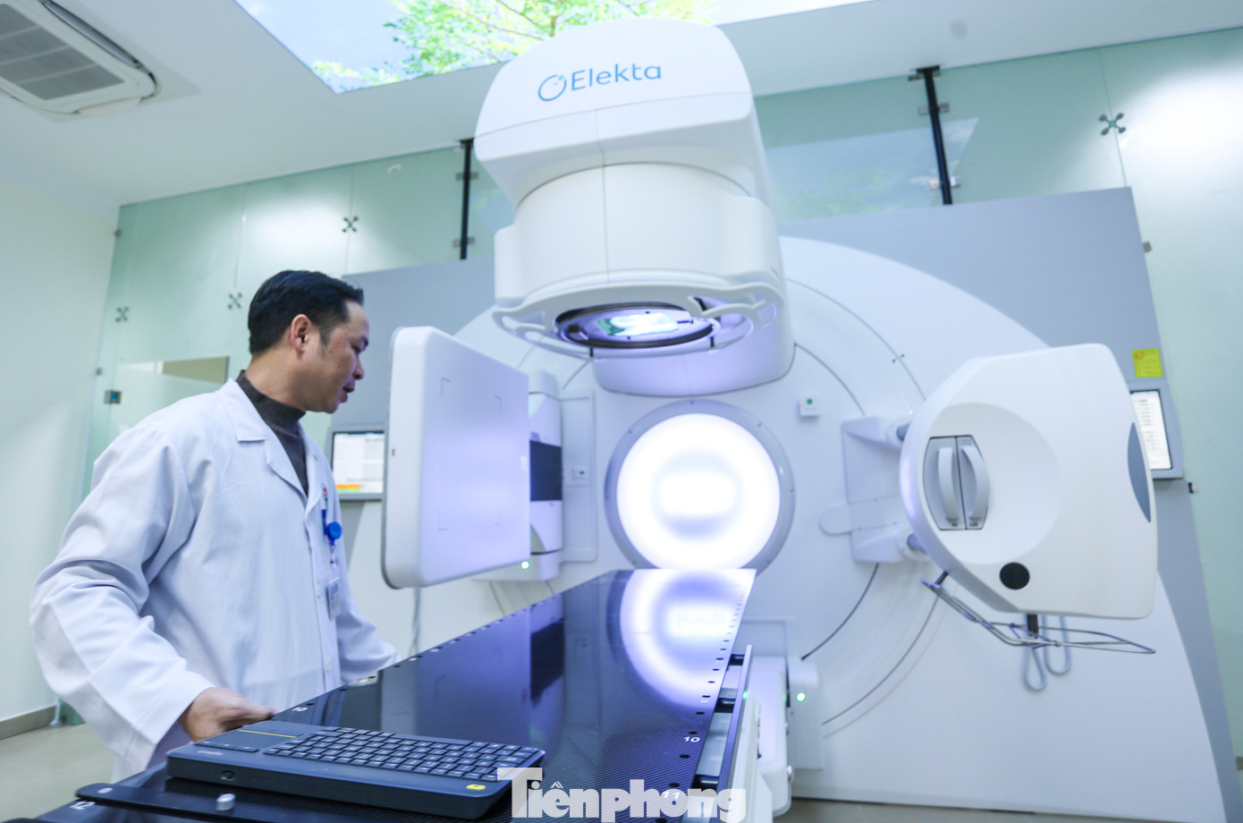 Với hệ thống này, trung tâm sẽ thực hiện nhiều kỹ thuật xạ trị như: xạ trị điều biến liều (IMRT), giúp điều chỉnh cường độ và hướng của tia xạ để tập trung chính xác vào khối u, bảo vệ mô lành xung quanh, nhất là đối với các cơ quan nhạy cảm như: tim, phổi, não…; xạ trị điều biến liều theo thể tích (VMAT) sử dụng tia xạ di chuyển theo cung tròn quanh bệnh nhân, cho phép điều chỉnh liều xạ tối ưu theo hình dạng và kích thước khối u, giảm thời gian điều trị và tăng hiệu quả tiêu diệt tế bào ung thư...... Với hệ thống này, trung tâm sẽ thực hiện nhiều kỹ thuật xạ trị như: xạ trị điều biến liều (IMRT), giúp điều chỉnh cường độ và hướng của tia xạ để tập trung chính xác vào khối u, bảo vệ mô lành xung quanh, nhất là đối với các cơ quan nhạy cảm như: tim, phổi, não…; xạ trị điều biến liều theo thể tích (VMAT) sử dụng tia xạ di chuyển theo cung tròn quanh bệnh nhân, cho phép điều chỉnh liều xạ tối ưu theo hình dạng và kích thước khối u, giảm thời gian điều trị và tăng hiệu quả tiêu diệt tế bào ung thư......