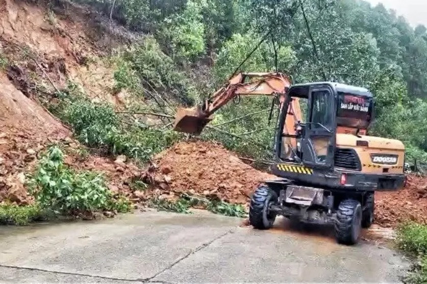 Huy động máy móc xử lý sạt lở trên Tỉnh lộ 551 qua xã Kỳ Phong. Huy động máy móc xử lý sạt lở trên Tỉnh lộ 551 qua xã Kỳ Phong.