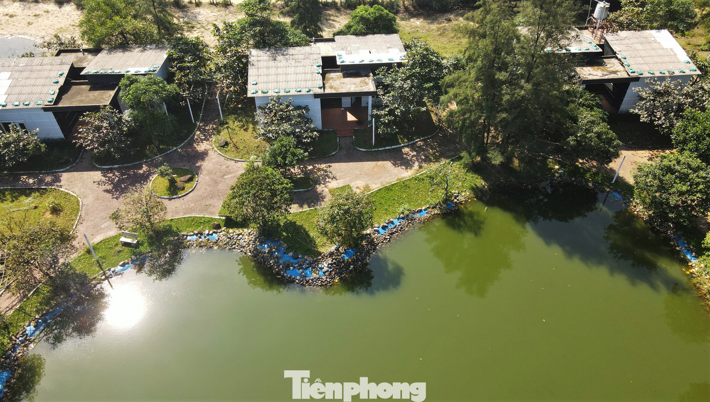 Tại khu vực khối nhà bungalow 1 tầng cửa đóng vắng lặng, không có người qua lại khu vực này.