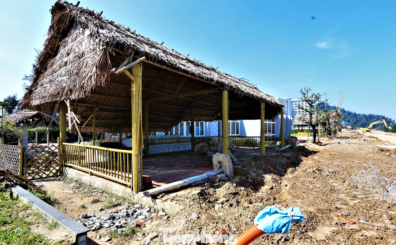 Ông Hoàng Văn Hướng - Trưởng BQL Khu du lịch Thiên Cầm cho hay, dự án Tre Nguồn nằm trên vị trí đắc địa nhưng chậm tiến độ trong thời gian dài làm ảnh hưởng đến mỹ quan du lịch.