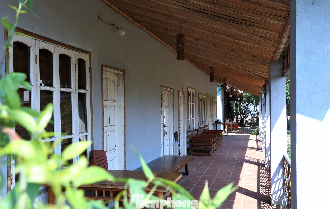 Những căn nhà bungalow 1 tầng cửa xây xong lại đóng im lìm, không một bóng người.