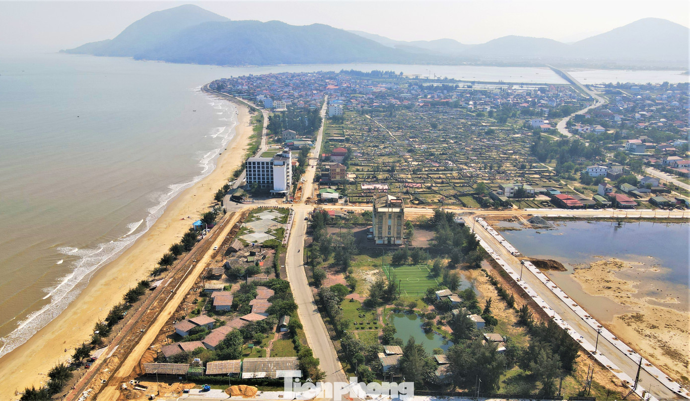 Lãnh đạo Sở Kế hoạch và Đầu tư Hà Tĩnh thông tin, từ cuối năm 2021 đến nay Sở cùng ngành chức năng đã kiểm tra, rà soát 161 dự án. Trong đó thu hồi, chấm dứt hoạt động 29 dự án; chấp thuận điều chỉnh tiến độ 45 dự án; cho phép gia hạn tiến độ sử dụng đất với 32 dự án và 72 dự án khác bị lập biên bản vi phạm hành chính trong lĩnh vực đầu tư, xử phạt gần 4 tỷ đồng. Với các dự án không đảm bảo xây dựng, hiệu quả sẽ kiến nghị dừng hoạt động, thu hồi.