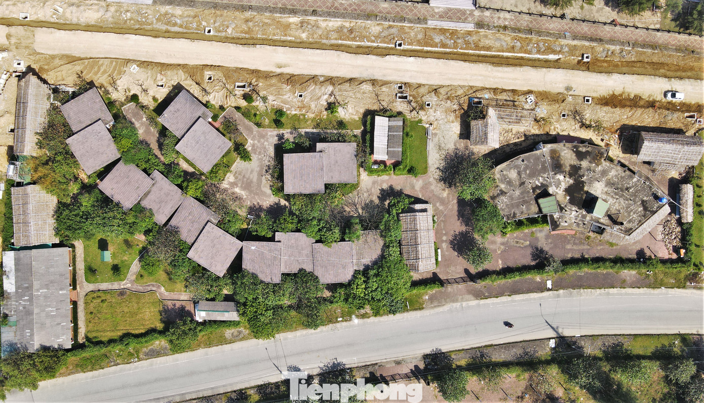 Dự án dự kiến đưa vào sử dụng năm 2012, thế nhưng sau 12 năm triển khai, chỉ khoảng 1/3 dự án được xây dựng. Cụ thể, chủ đầu tư chỉ mới xây dựng 7 khối nhà bungalow 1 tầng, sân đường, khu xử lý nước thải, hệ thống điện, cây xanh… Các hạng mục khối nhà bungalow 2 tầng, spa, ẩm thực còn dở dang. Khối khách sạn 11 tầng, khu nhà ở cho nhân viên chưa được triển khai.