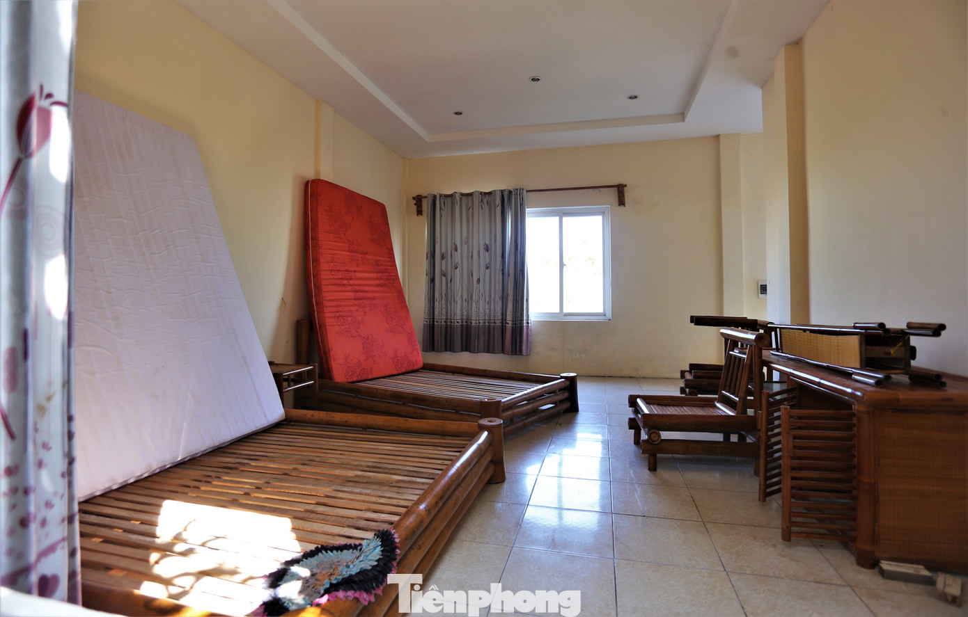 Khung cảnh nhếch nhác, vắng lặng bên trong khối nhà bungalow.