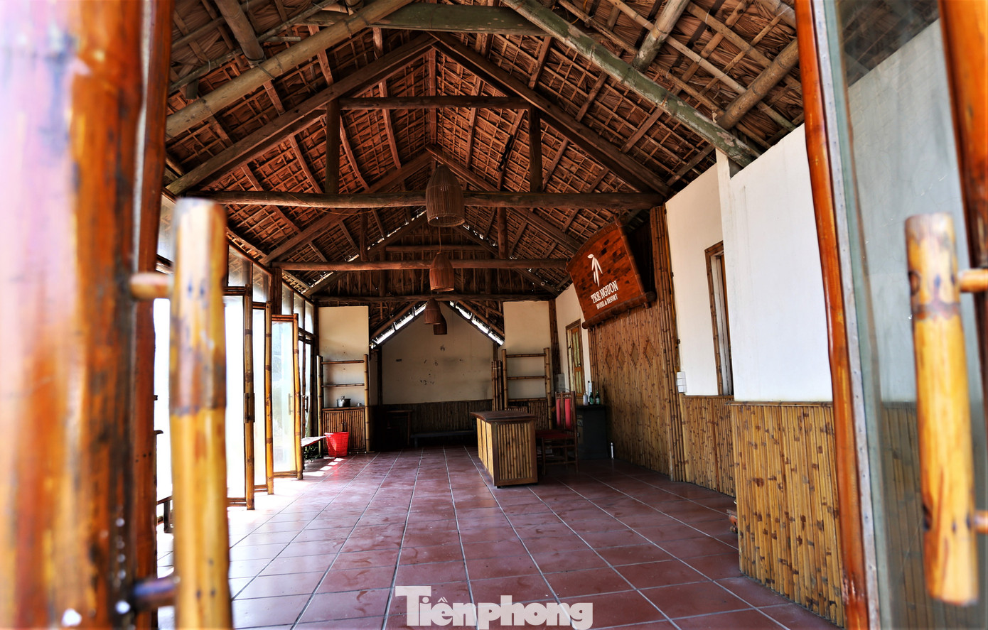 Nhà khách, khu vực lễ tân được làm bằng tranh tre nhưng lâu nay không tu sửa đã hư hỏng, xuống cấp, vắng bóng người.